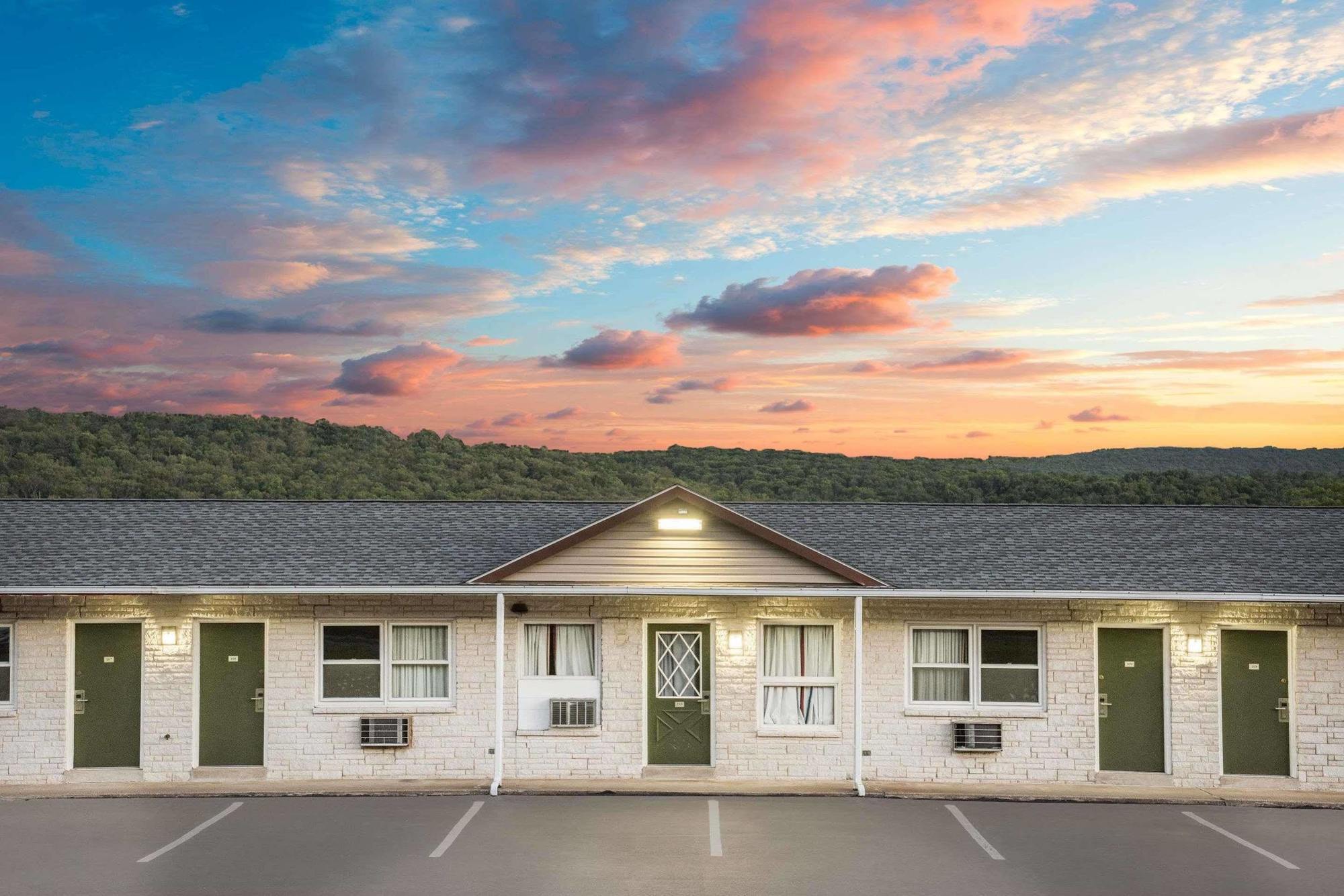 Pine Grove  Knights Inn Pine Grove מראה חיצוני תמונה